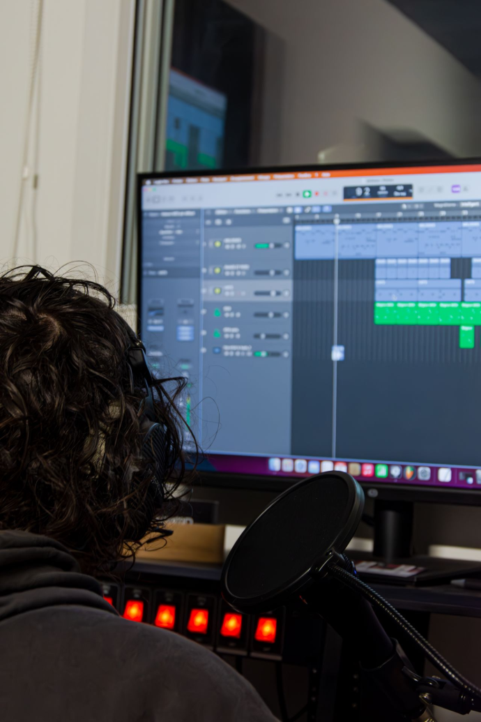 Technicien en régie du HMMD Studio en séance de Mixage audio 